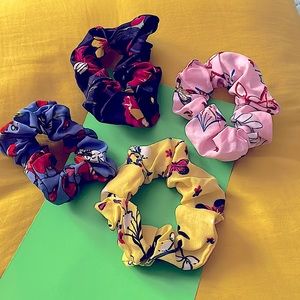 Scrunchies with elastic stretch for hair and ponytails. 4 pieces.